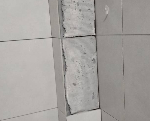 隆昌瓷砖空鼓维修公司分享下瓷砖施工前基层浇水润湿程度不足，可能导致以下问题
