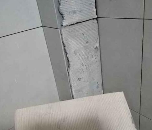 隆昌瓷砖空鼓维修公司分享下厨房瓷砖脱落的补救措施。